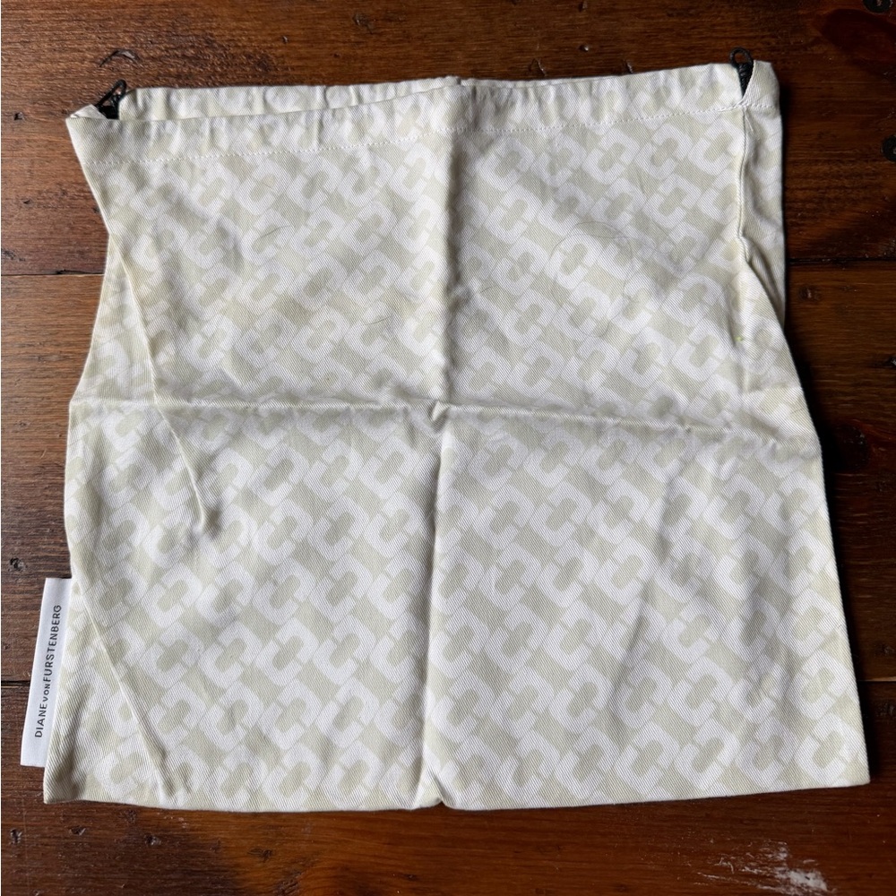 Diane Von Furstenberg Cream Patterned Bag - Picture 2 of 4